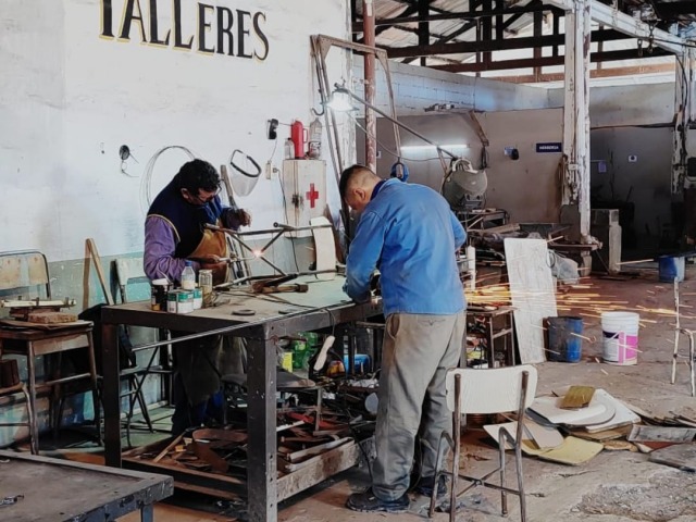 Internos de Sierra Chica repararon mobiliario para escuelas